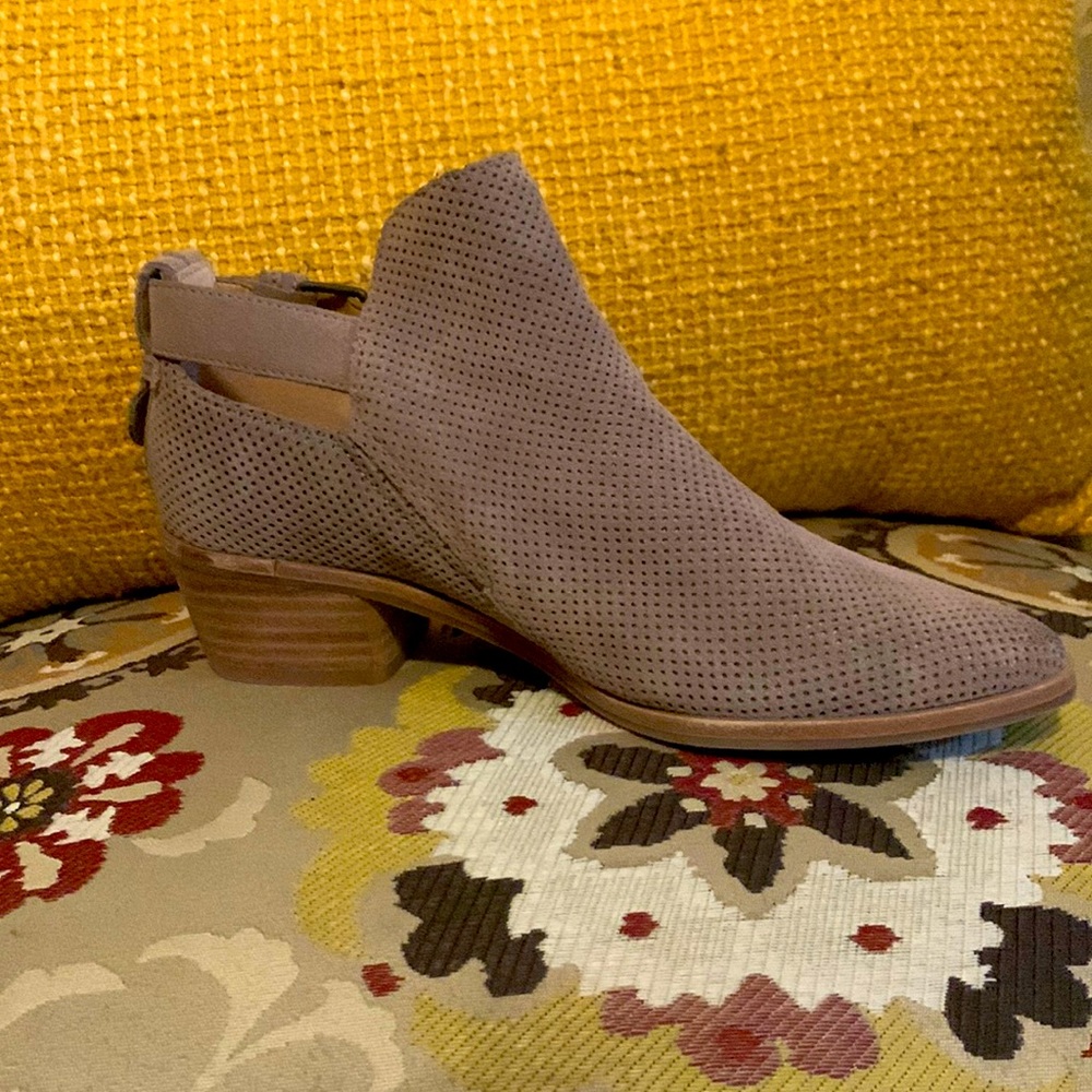 Dolce Vita Womens 7.5 Kara Perforated Suede Tan Ankle Boots Pointed Toe Slip On
